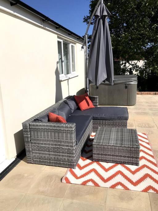 Lovely Two Bedroom Bungalow With Hot Tub Yeovil Esterno foto