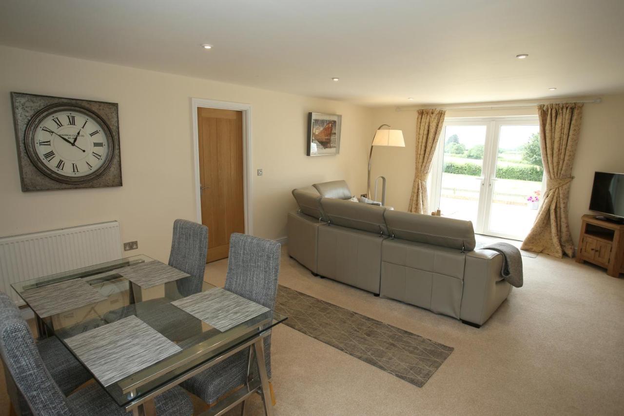 Lovely Two Bedroom Bungalow With Hot Tub Yeovil Esterno foto