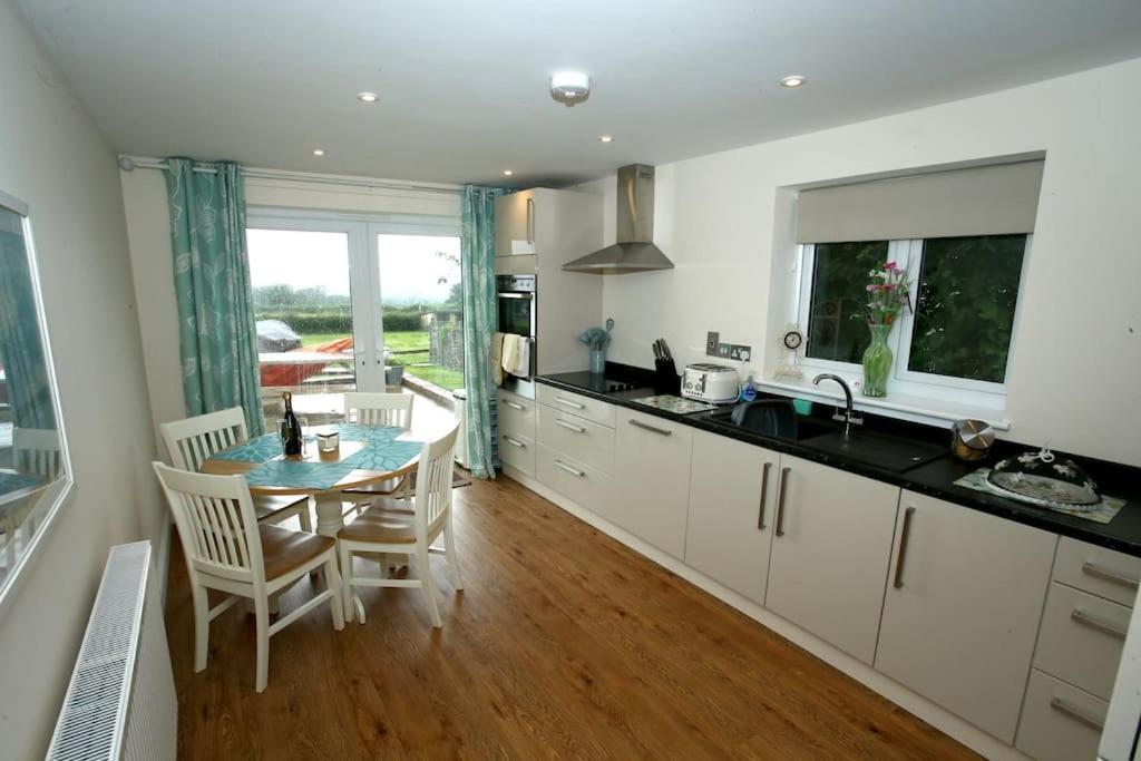 Lovely Two Bedroom Bungalow With Hot Tub Yeovil Esterno foto
