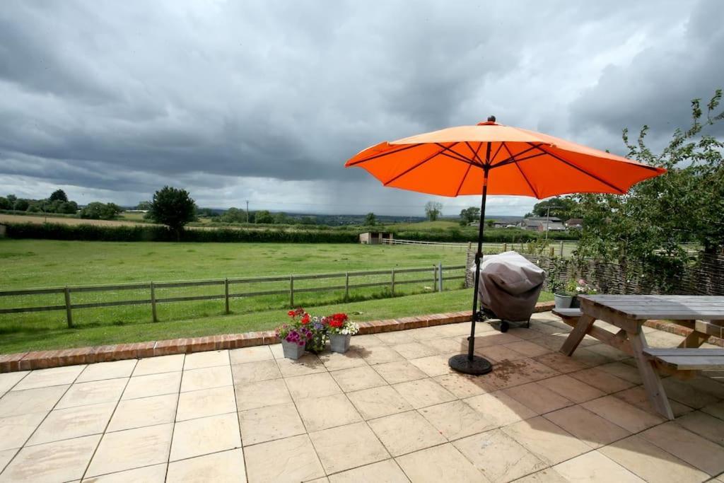 Lovely Two Bedroom Bungalow With Hot Tub Yeovil Esterno foto