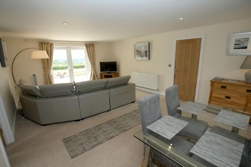 Lovely Two Bedroom Bungalow With Hot Tub Yeovil Esterno foto
